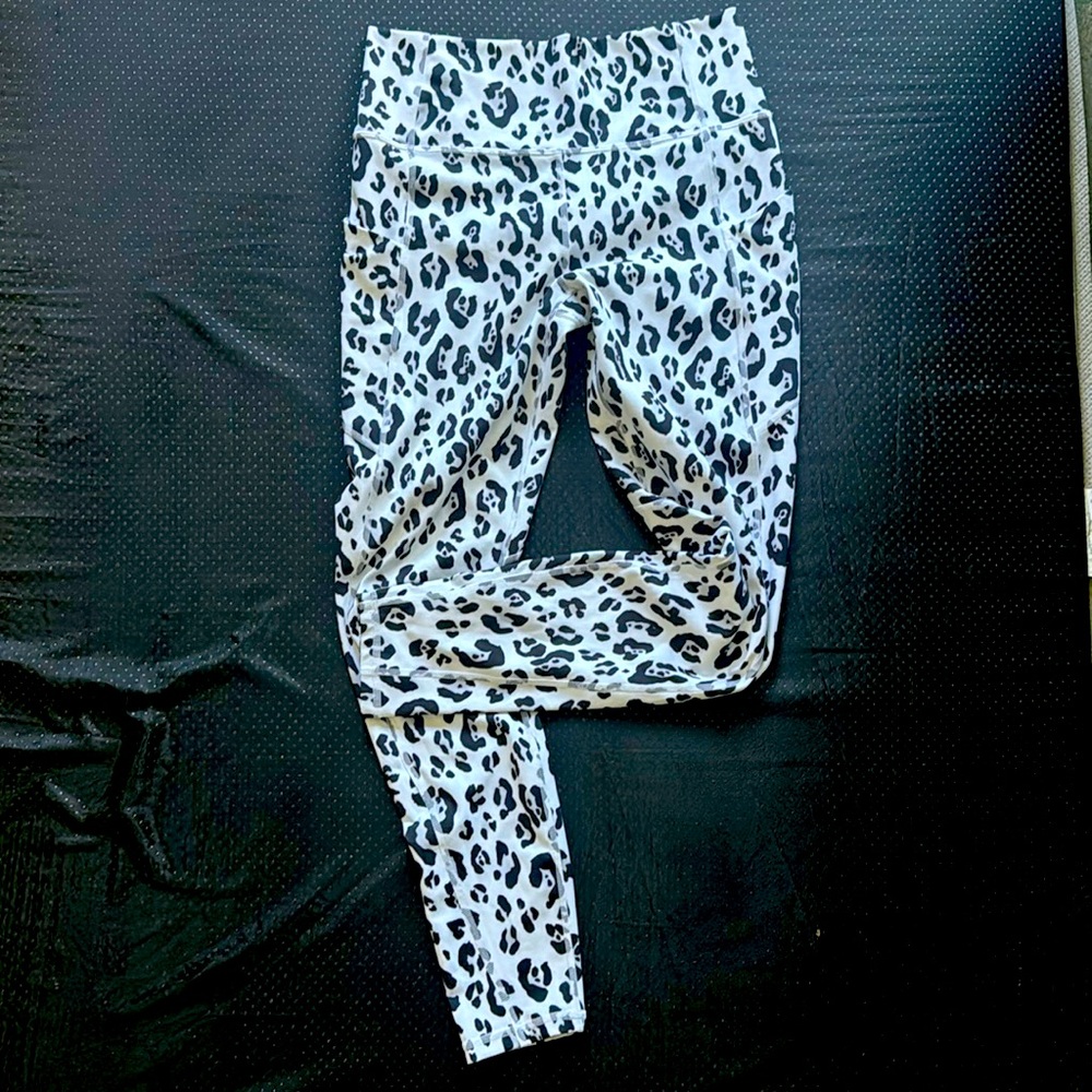 Fabletics pocketed leggings M